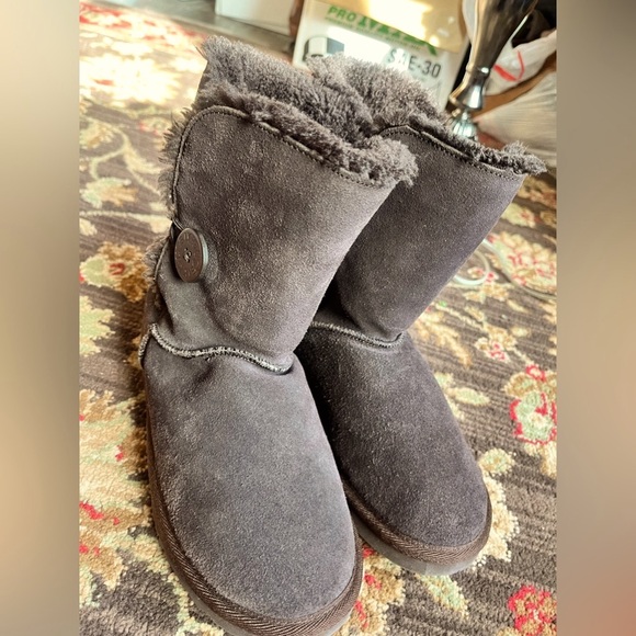 UGG Classic Bailey Boots With Buttons • Dark Brown Leather • Sheepskin • sz W6 - Picture 5 of 16